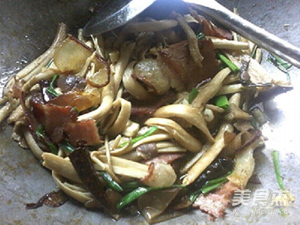 <a href=/shicai/shucai/ChaShuGu/index.html target=_blank><u>茶树菇</u></a>炒<a href=/shicai/rouqin/LaRou/index.html target=_blank><u>腊肉</u></a>的做法