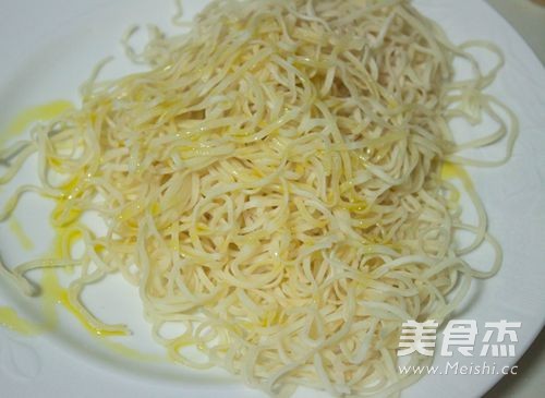 <a href=/shicai/shucai/DouJiao/index.html target=_blank><u>豆角</u></a>焖面的做法