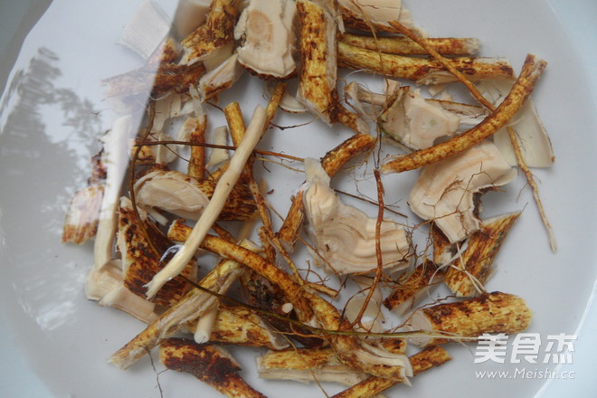 五指毛<a href=/shicai/guopin/Tao/index.html target=_blank><u>桃</u></a><a href=/shicai/yaoshi/DangShen/index.html target=_blank><u>党参</u></a>北芪鸡汤的做法