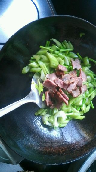 <a href=/shicai/shucai/QinCai/index.html target=_blank><u>芹菜</u></a><a href=/shicai/shucai/XiHongShi/index.html target=_blank><u>西红柿</u></a>炒肉