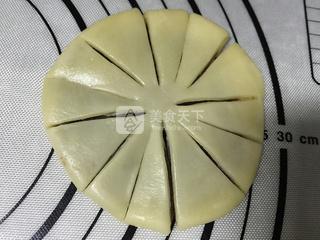 豆沙<a href=/shicai/shucai/JuHua/index.html target=_blank><u>菊花</u></a>酥