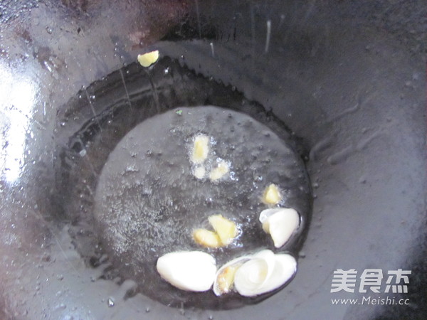 <a href=/shicai/shucai/JiuCai/index.html target=_blank><u>韭菜</u></a>炒<a href=/shicai/shuichanpin/YouYu/index.html target=_blank><u>鱿鱼</u></a>的做法