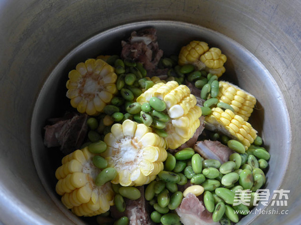 青<a href=/shicai/mimian/HuangDou/index.html target=_blank><u>黄豆</u></a><a href=/shicai/mimian/YuMi/index.html target=_blank><u>玉米</u></a>肉骨汤的做法