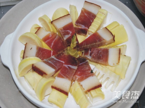 <a href=/shicai/rouqin/LaRou/index.html target=_blank><u>腊肉</u></a>蒸<a href=/shicai/shucai/ZhuSun/index.html target=_blank><u>竹笋</u></a>的做法
