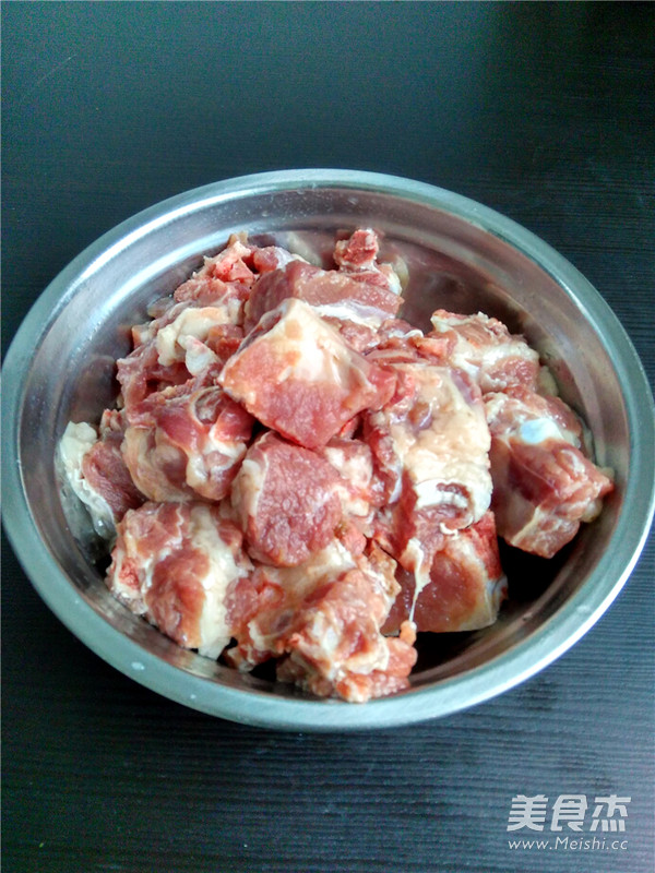 白<a href=/shicai/shucai/LuoBo/index.html target=_blank><u>萝卜</u></a><a href=/shicai/rouqin/PaiGu/index.html target=_blank><u>排骨</u></a>汤的做法