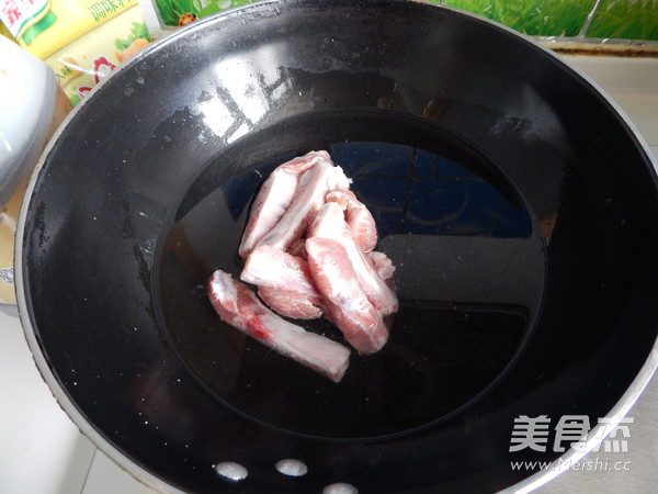 白<a href=/shicai/shucai/LuoBo/index.html target=_blank><u>萝卜</u></a><a href=/shicai/rouqin/LeiPai/index.html target=_blank><u>肋排</u></a>汤的做法
