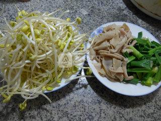 <a href=/shicai/rouqin/E/index.html target=_blank><u>鹅</u></a>肠炒<a href=/shicai/shucai/HuangDouYa/index.html target=_blank><u><a href=/shicai/mimian/HuangDou/index.html target=_blank><u>黄豆</u></a>芽</u></a>