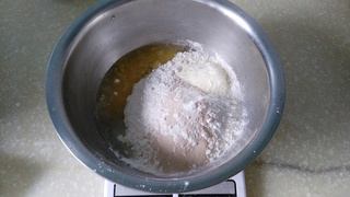 <a href=/shicai/mimian/NiuNai/index.html target=_blank><u>牛奶</u></a><a href=/shicai/guopin/XingRen/index.html target=_blank><u><a href=/shicai/guopin/Xing/index.html target=_blank><u>杏</u></a>仁</u></a>花环<a href=/shicai/mimian/MianBao/index.html target=_blank><u>面包</u></a>