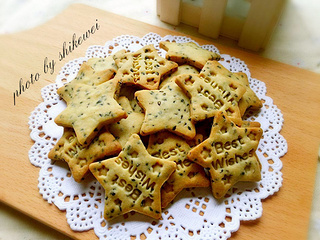 <a href=/shicai/mimian/LianRu/index.html target=_blank><u>炼乳</u></a><a href=/shicai/guopin/HeiZhiMa/index.html target=_blank><u>黑<a href=/shicai/guopin/ZhiMa/index.html target=_blank><u>芝麻</u></a></u></a>满天星饼干