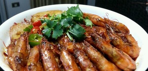 香辣干锅<a href=/shicai/shucai/TuDou/index.html target=_blank><u>土豆</u></a>虾怎么做?