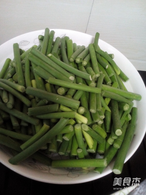 肉丝炒<a href=/shicai/shucai/SuanTai/index.html target=_blank><u>蒜薹</u></a>的做法