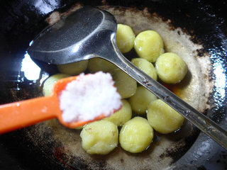 红烧小<a href=/shicai/shucai/TuDou/index.html target=_blank><u>土豆</u></a>