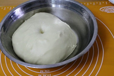 早餐<a href=/shicai/mimian/MianBao/index.html target=_blank><u>面包</u></a>步骤1