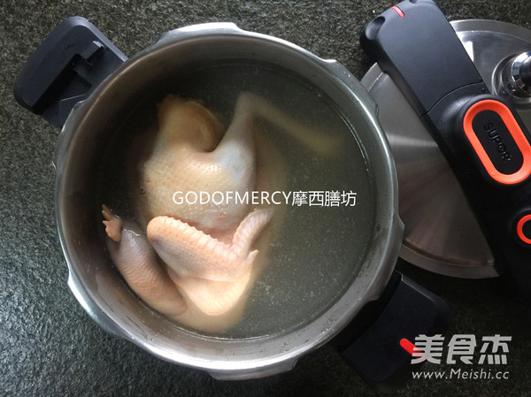 春季滋补养生最佳选择天麻核<a href=/shicai/guopin/Tao/index.html target=_blank><u>桃</u></a><a href=/shicai/guopin/GouQi/index.html target=_blank><u>枸杞</u></a>鸡汤的做法