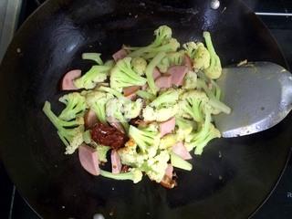 <a href=/shicai/rouqin/XiangChang/index.html target=_blank><u>香肠</u></a>烧<a href=/shicai/shucai/CaiHua/index.html target=_blank><u>菜花</u></a>