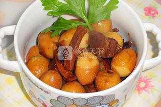 <a href=/shicai/shuichanpin/MoYu/index.html target=_blank><u>墨鱼</u></a>干<a href=/shicai/rouqin/AnChun/index.html target=_blank><u>鹌鹑</u></a>蛋红烧肉