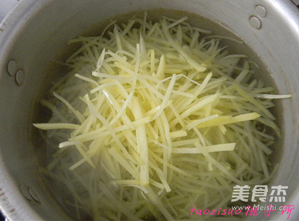 蒜蓉<a href=/shicai/diaoweipin/DouChi/index.html target=_blank><u>豆豉</u></a>温拌<a href=/shicai/shucai/TuDou/index.html target=_blank><u>土豆</u></a>丝的做法