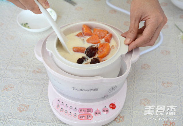 红<a href=/shicai/guopin/Zao/index.html target=_blank><u>枣</u></a><a href=/shicai/guopin/MuGua/index.html target=_blank><u>木瓜</u></a>炖<a href=/shicai/mimian/NiuNai/index.html target=_blank><u>牛奶</u></a>的做法