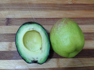 <a href=/shicai/guopin/NuiYouGuo/index.html target=_blank><u><a href=/shicai/guopin/NiuYouGuo/index.html target=_blank><u>牛油果</u></a></u></a>香<a href=/shicai/guopin/Li/index.html target=_blank><u>梨</u></a>奶昔