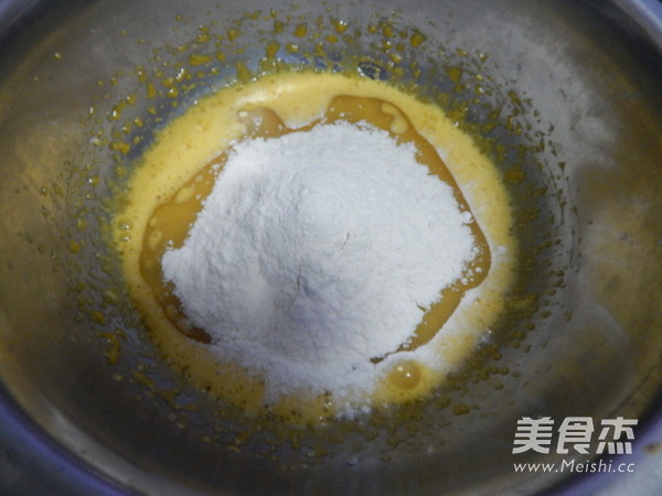 黄<a href=/shicai/guopin/Tao/index.html target=_blank><u>桃</u></a>果酱蛋糕卷的做法