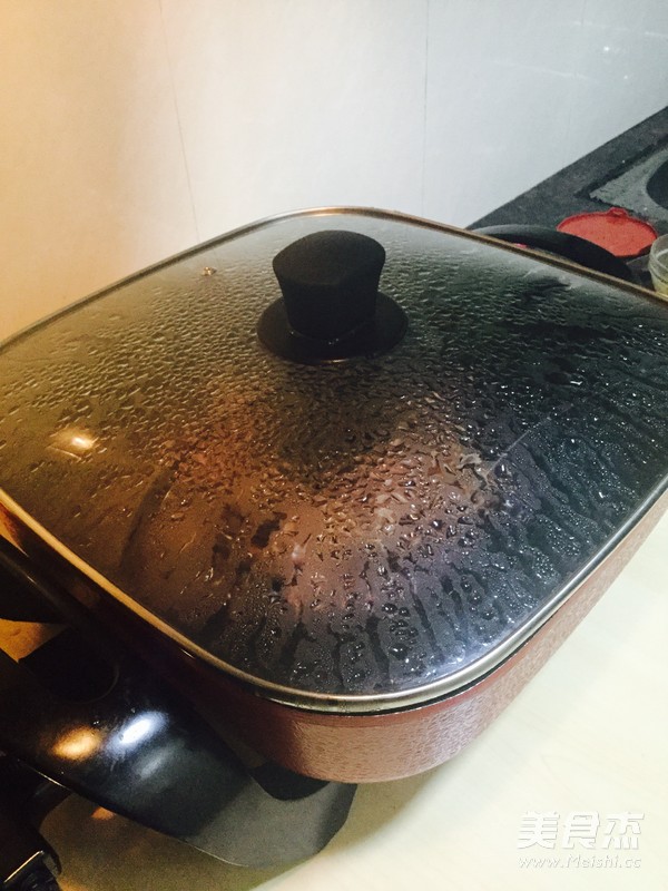 肉片炒<a href=/shicai/shucai/CaiXin/index.html target=_blank><u>菜心</u></a>的做法