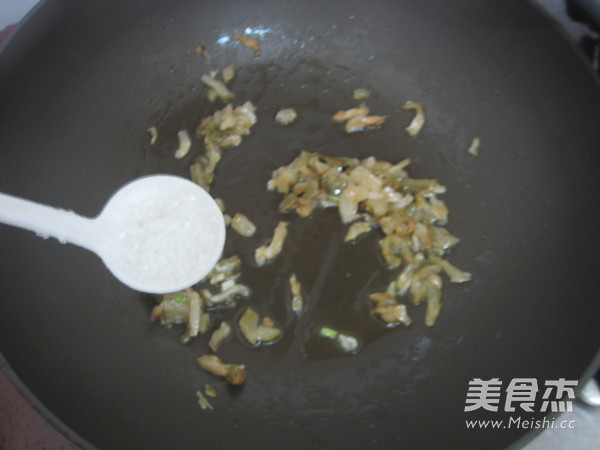 <a href=/shicai/shucai/ZhaCai/index.html target=_blank><u>榨菜</u></a>炒蛋的做法