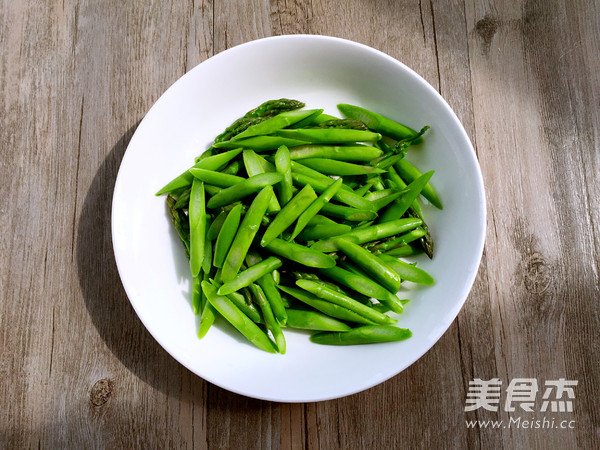 清炒<a href=/shicai/shucai/LuSun/index.html target=_blank><u>芦笋</u></a>的做法