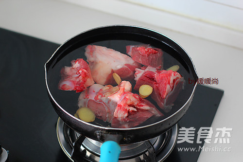 #苏泊尔#五指毛<a href=/shicai/guopin/Tao/index.html target=_blank><u>桃</u></a>煲猪骨汤的做法