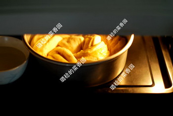 椰蓉<a href=/shicai/shucai/MeiGuiHua/index.html target=_blank><u>玫瑰花</u></a>朵<a href=/shicai/mimian/MianBao/index.html target=_blank><u>面包</u></a>步骤8