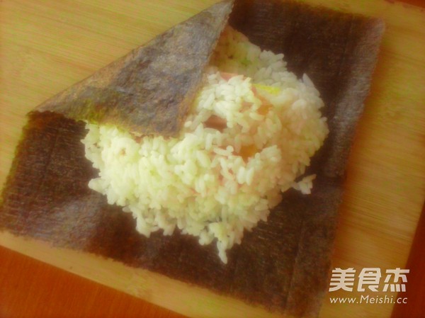 快手早餐之<a href=/shicai/shuichanpin/ZiCai/index.html target=_blank><u>紫菜</u></a>饭团的做法