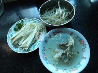 <a href=/shicai/rouqin/ZhuRou/index.html target=_blank><u>猪肉</u></a>金针菇<a href=/shicai/mimian/FenSi/index.html target=_blank><u>粉丝</u></a>汤