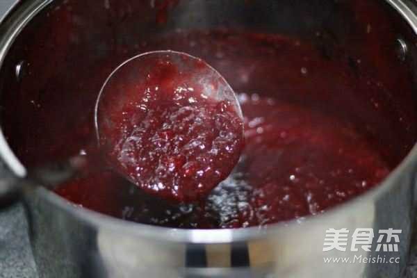<a href=/shicai/guopin/CaoMei/index.html target=_blank><u>草莓</u></a>果酱的做法