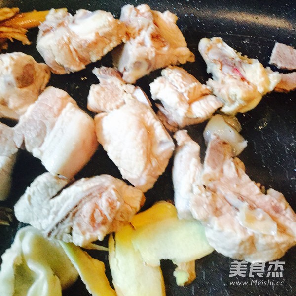 <a href=/shicai/shucai/LianOu/index.html target=_blank><u>莲<a href=/shicai/shucai/Ou/index.html target=_blank><u>藕</u></a></u></a>猪骨汤的做法