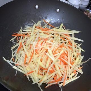 <a href=/shicai/rouqin/JiZa/index.html target=_blank><u>鸡杂</u></a>炒<a href=/shicai/shucai/TuDou/index.html target=_blank><u>土豆</u></a><a href=/shicai/shucai/HuLuoBo/index.html target=_blank><u>胡<a href=/shicai/shucai/LuoBo/index.html target=_blank><u>萝卜</u></a></u></a>丝