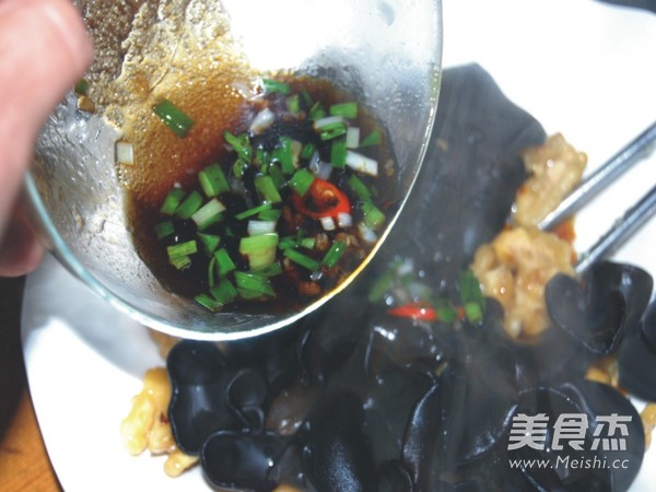 核<a href=/shicai/guopin/Tao/index.html target=_blank><u>桃</u></a>仁拌<a href=/shicai/shucai/MuEr/index.html target=_blank><u>木耳</u></a>的做法