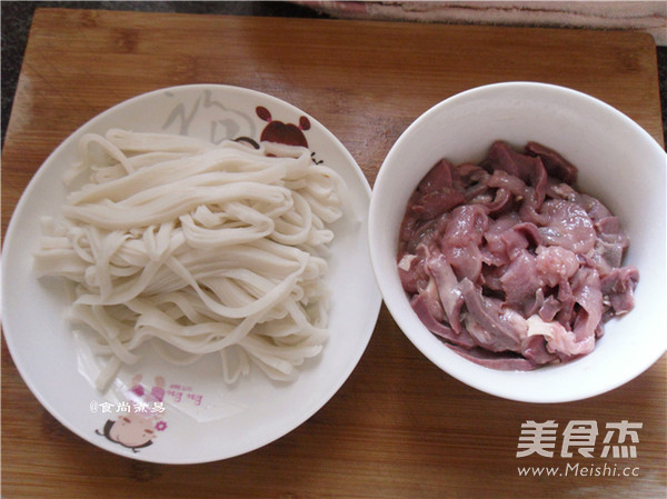 <a href=/shicai/guopin/GouQi/index.html target=_blank><u>枸杞</u></a>叶猪杂汤<a href=/shicai/mimian/HeFen/index.html target=_blank><u>河粉</u></a>的做法