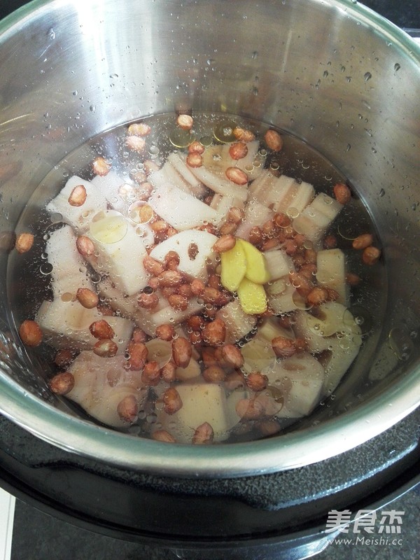 <a href=/shicai/shucai/LianOu/index.html target=_blank><u>莲<a href=/shicai/shucai/Ou/index.html target=_blank><u>藕</u></a></u></a><a href=/shicai/guopin/HuaSheng/index.html target=_blank><u>花生</u></a>素汤的做法