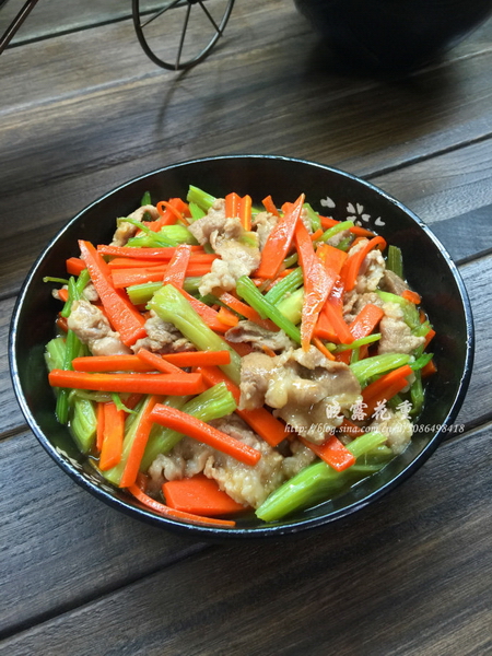 红<a href=/shicai/shucai/LuoBo/index.html target=_blank><u>萝卜</u></a><a href=/shicai/shucai/QinCai/index.html target=_blank><u>芹菜</u></a>炒瘦肉的做法