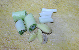 腔排<a href=/shicai/shucai/LianOu/index.html target=_blank><u>莲<a href=/shicai/shucai/Ou/index.html target=_blank><u>藕</u></a></u></a>养生汤