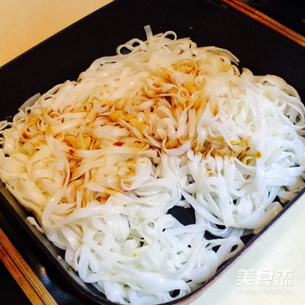 <a href=/shicai/shucai/CaiXin/index.html target=_blank><u>菜心</u></a>炒<a href=/shicai/mimian/HeFen/index.html target=_blank><u>河粉</u></a>的做法