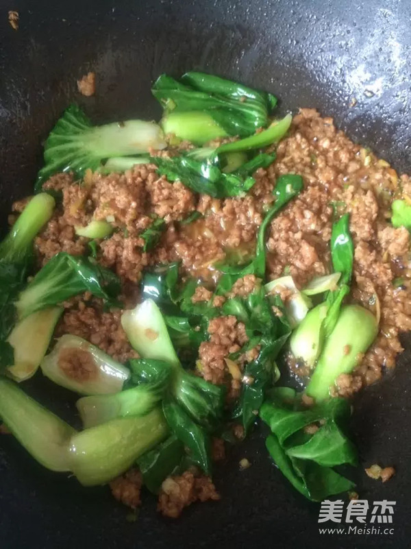 <a href=/shicai/shucai/QingCai/index.html target=_blank><u>青菜</u></a>肉沫炒面的做法