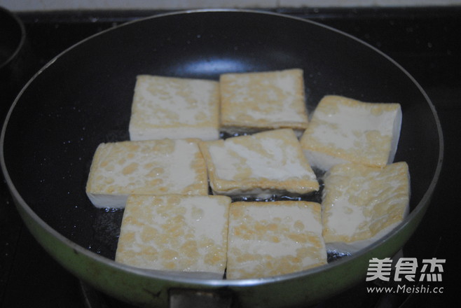 香煎<a href=/shicai/mimian/DouFu/index.html target=_blank><u>豆腐</u></a>的做法