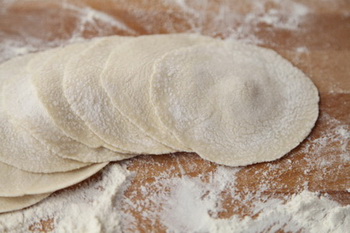 <a href=/shicai/shucai/XiangGu/index.html target=_blank><u>香菇</u></a><a href=/shicai/shucai/YouCai/index.html target=_blank><u>油菜</u></a>酱肉包步骤9