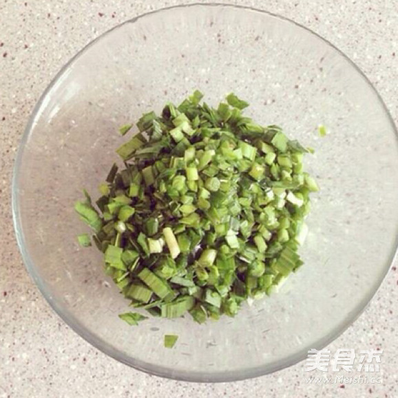 <a href=/shicai/shucai/JiuCai/index.html target=_blank><u>韭菜</u></a>盒子的做法