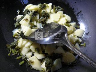 <a href=/shicai/rouqin/JiZhen/index.html target=_blank><u>鸡胗</u></a>雪菜炒<a href=/shicai/shucai/TuDou/index.html target=_blank><u>土豆</u></a>