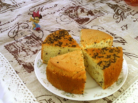 <a href=/shicai/guopin/ZhiMa/index.html target=_blank><u>芝麻</u></a>蜂糖<a href=zt/qifengdg target=_blank><u>戚风蛋糕</u></a>的做法