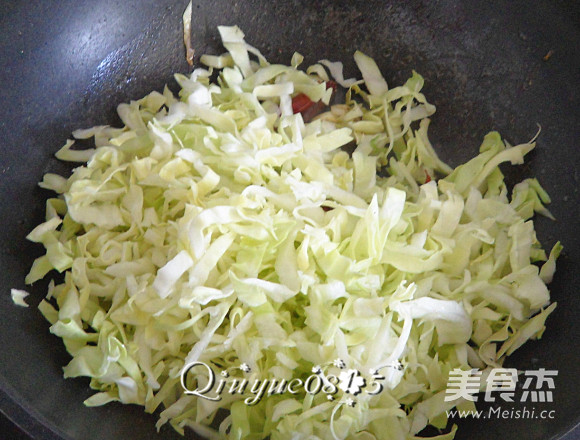 <a href=/shicai/shucai/YuanBaiCai/index.html target=_blank><u>圆<a href=/shicai/shucai/BaiCai/index.html target=_blank><u>白菜</u></a></u></a>炒<a href=/shicai/mimian/FenSi/index.html target=_blank><u>粉丝</u></a>的做法