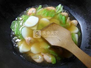 江白虾<a href=/shicai/shucai/YuanBaiCai/index.html target=_blank><u>圆<a href=/shicai/shucai/BaiCai/index.html target=_blank><u>白菜</u></a></u></a><a href=/shicai/mimian/NianGao/index.html target=_blank><u>年糕</u></a>汤