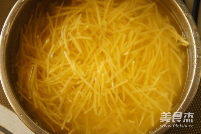 炝拌<a href=/shicai/shucai/TuDou/index.html target=_blank><u>土豆</u></a>丝的做法