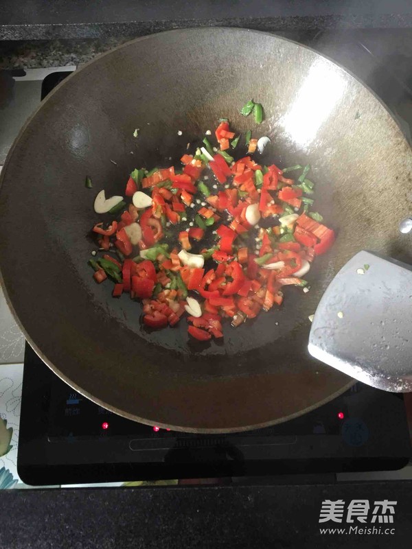 辣炒<a href=/shicai/shuichanpin/HuaGe/index.html target=_blank><u>花蛤</u></a>的做法